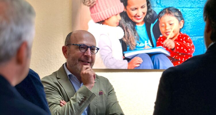 El delegado de Políticas Sociales, Familia e Igualdad, junto al concejal de Hortaleza, ha visitado la exposición Para cada infancia, esperanza, promovida por Unicef España
