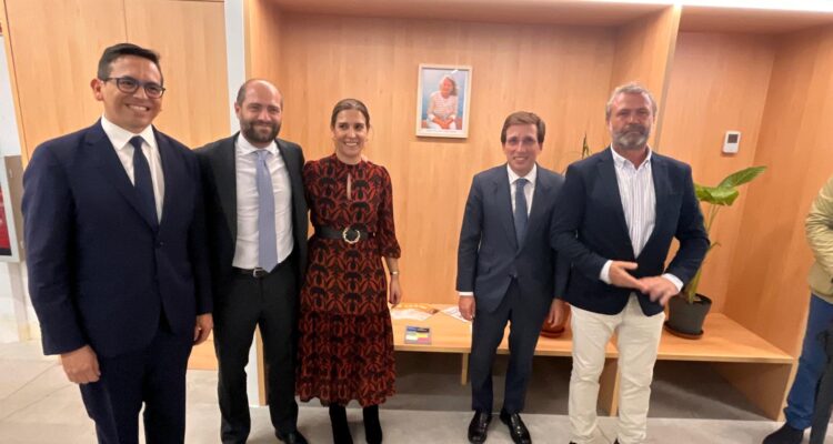 Almeida y Chacón junto a los hijos de Marta Escudero,, que da nombre al nuevo centro cultural