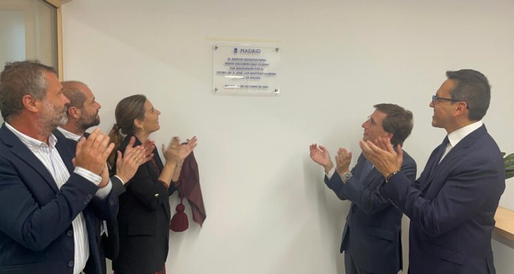 Almeida y chacón frente a la placa homenaje a Marta Escudero, junto a los tres hijos de la homenajeada