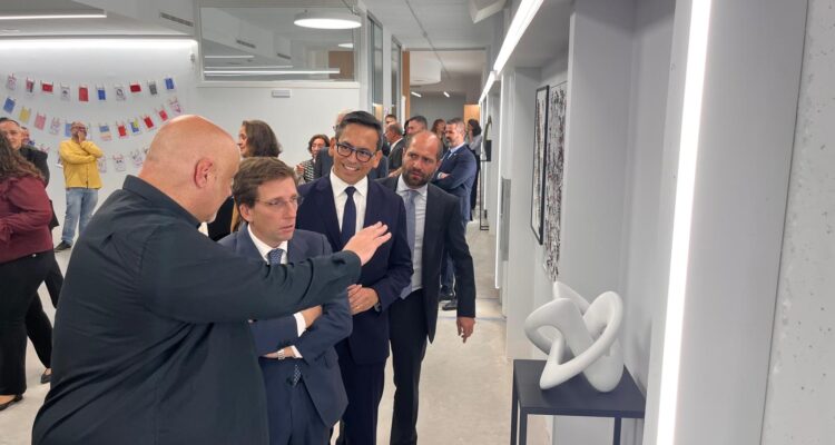 José Luis Martínez-Almeida y Orlando Chacón en su visita al nuevo centro sociocultural