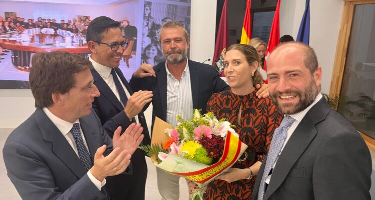 Almeida y Chacón junto a los hijos de Marta Escudero, quien da nombre al nuevo centro cultural