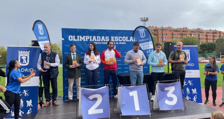 Escenario y podio de las Olimpiadas Escolares de Fuencarral-El Pardo, con el concejal del distrito junto a organización y ganadores en la tarima escenario