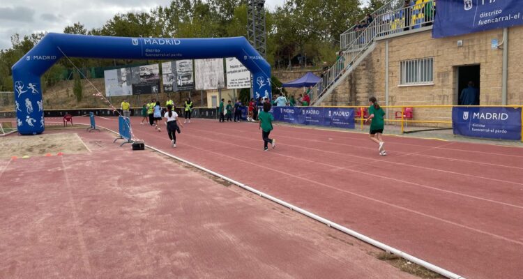 Niños llegando a la meta del Cross Escolar de Fuencarral-El Pardo