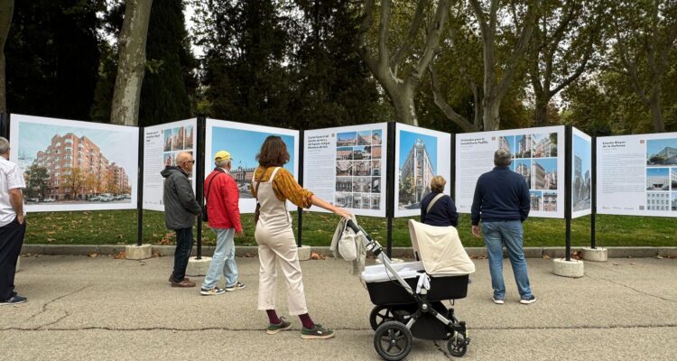 Rivera de la Cruz visita la exposición dedicada a Luis Gutiérrez Soto en la XXII Semana de la Arquitectura