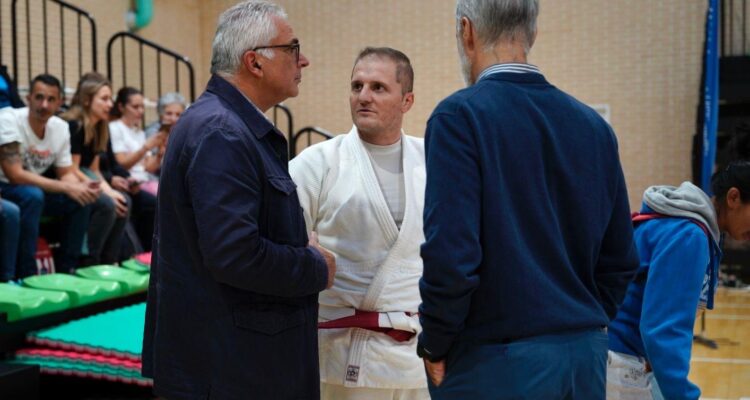 El concejal de Carabanchel, Carlos Izquierdo en la actividad realizada por los alumnos de la escuela municipal del centro y el Club Okami