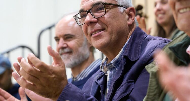 El concejal de Carabanchel, Carlos Izquierdo en la actividad realizada por los alumnos de la escuela municipal del centro y el Club Okami