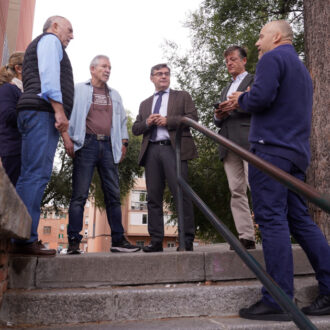 El delegado de Políticas de Vivienda y presidente de EMVS Madrid, Álvaro González, recorre las calles del barrio de Begoña acompañado del concejal de Fuencarral-El Pardo, José Antonio Martínez Páramo, y de representantes de la Asociación de Vecinos Begoña