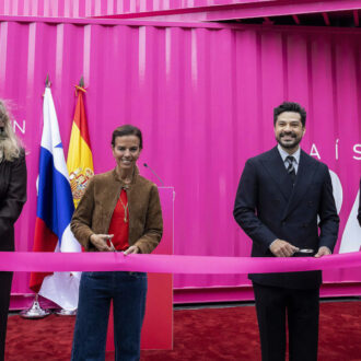 Almudena Maíllo corta la cinta inaugural del ADN Fórum con el embajador de Panamá