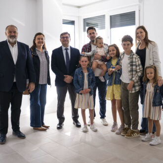 El delegado de Políticas de Vivienda y presidente de EMVS Madrid, Álvaro González, visita las nuevas viviendas de Cañaveral 4 con las familias que las disfrutarán