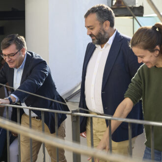 El delegado de Políticas de Vivienda y presidente de EMVS Madrid, Álvaro González, acompañado del concejal de Centro, Carlos Segura, visita las obras de rehabilitación en Churruca, 27