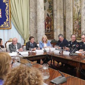 Martínez-Almeida, durante el Consejo y la Junta Local de Seguridad que ha copresidido con el delegado del Gobierno, Francisco Martín, y en el que han participado la vicealcaldesa y delegada de Seguridad y Emergencias, Inma Sanz, y los principales representantes en materia de seguridad