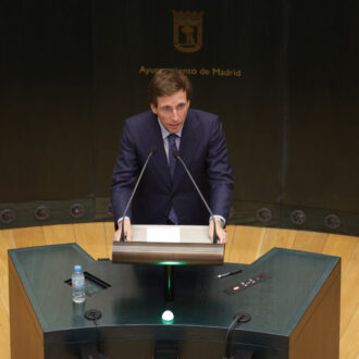 El alcalde, José Luis Martínez-Almeida, durante el Pleno ordinario