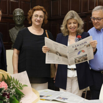 La delegada de Economía, Innovación y Hacienda, Engracia Hidalgo, con representantes de la Asociación de Vendedores Profesionales de Prensa de Madrid (AVPPM)