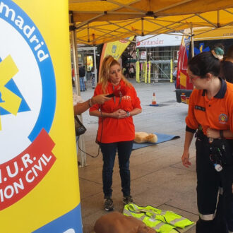 Imagen de archivo de profesionales sanitarios de SAMUR Protección Civil impartiendo una formación sobre RCP