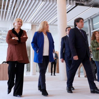 La vicealcaldesa de Madrid, Inma Sanz, acompañada de la delegada de Obras y Equipamientos, Paloma García Romero, y del concejal de Hortaleza, David Pérez, durante su visita al nuevo centro cultural que el Ayuntamiento ha construido en Valdebebas