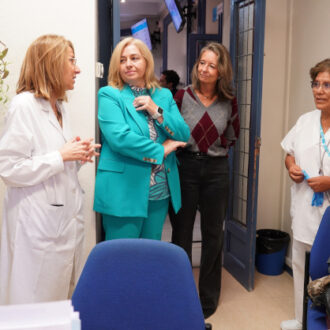 La vicealcaldesa y delegada de Seguridad y Emergencias, Inma Sanz, junto a la concejala de Salamanca, Cayetana Hernández de la Riva, visita el Centro de Vacunación Internacional de Madrid Salud