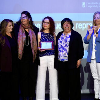 Sanz entrega una placa conmemorativa a los familiares de Óscar Moral, presidente de CERMI Comunidad de Madrid, a título póstumo, durante las jornadas de Accesibilidad Universal