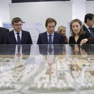 El alcalde de Madrid, José Luis Martínez-Almeida, el delegado de Políticas de Vivienda y presidente de EMVS Madrid, Álvaro González, y el concejal de Vicálvaro, Ángel Ramos, durante la presentación de la segunda fase del Plan Suma Vivienda