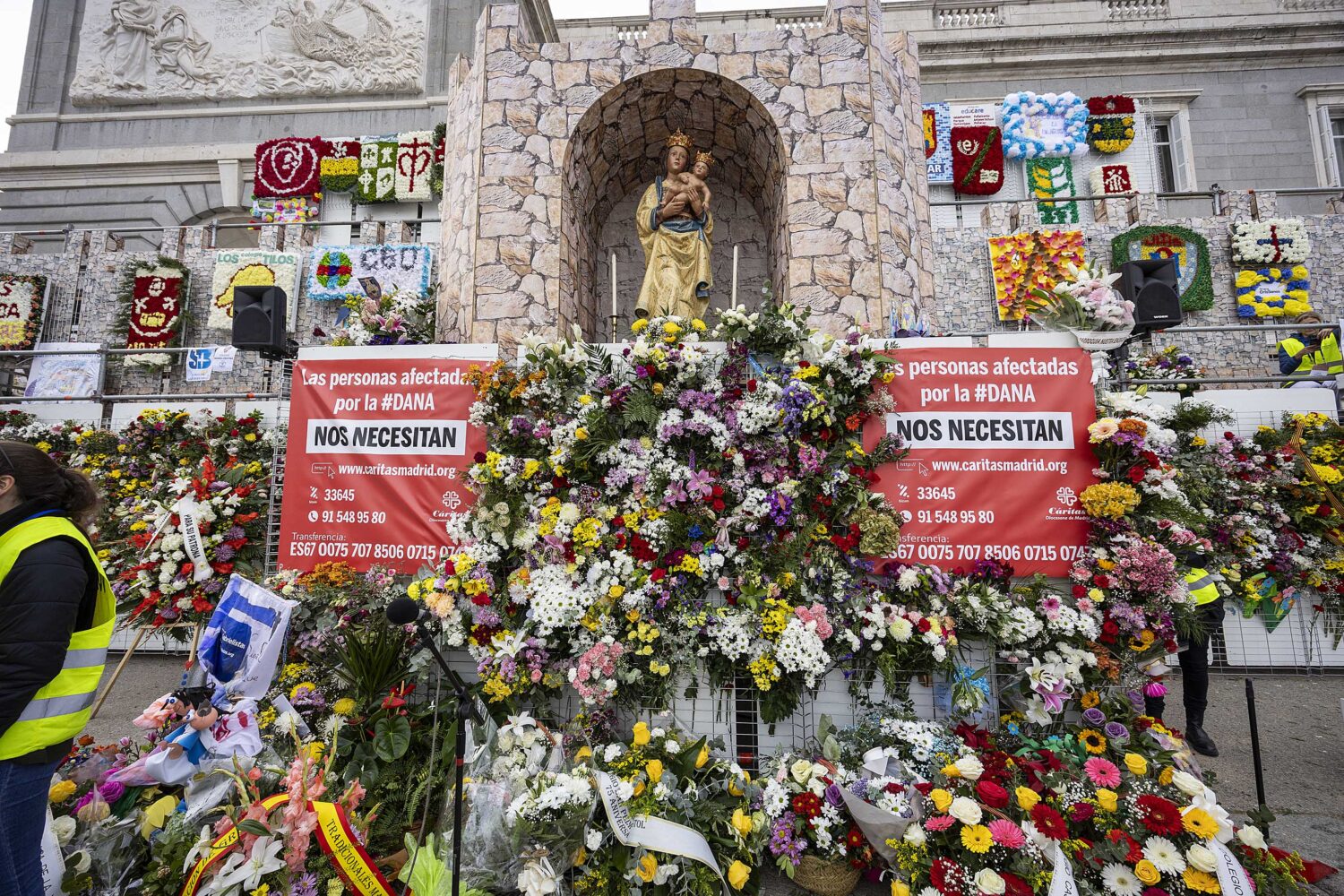 Ofrenda floral en la Fiesta de la Almudena de 2024