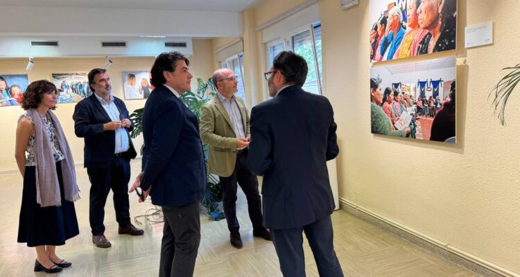 El delegado de Políticas Sociales, Familia e Igualdad, junto al concejal de Hortaleza, ha visitado la exposición Para cada infancia, esperanza, promovida por Unicef España