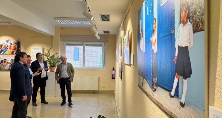 El delegado de Políticas Sociales, Familia e Igualdad, junto al concejal de Hortaleza, ha visitado la exposición Para cada infancia, esperanza, promovida por Unicef España