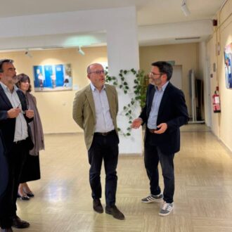 El delegado de Políticas Sociales, Familia e Igualdad, junto al concejal de Hortaleza, ha visitado la exposición Para cada infancia, esperanza, promovida por Unicef España