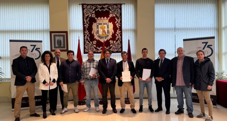 El concejal de Hortaleza, David Pérez junto a representantes de clubes deportivos locales