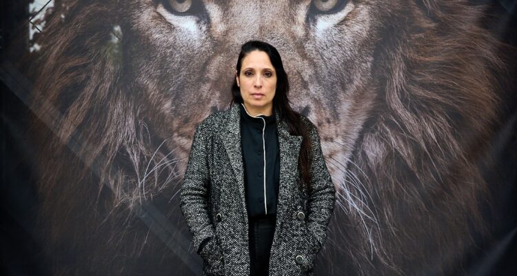 La muestra fotográfica 'The Animals', en la fachada de Nave 15