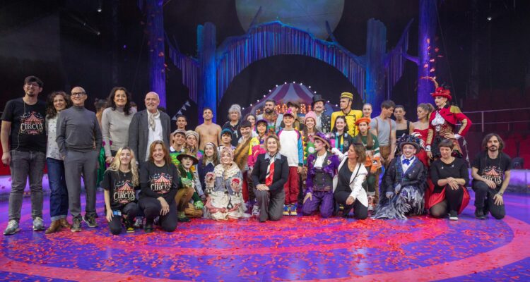 Rivera con el elenco de 'Sueña despierto'