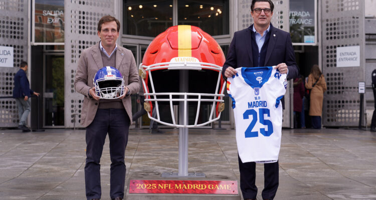 El alcalde con el director general y responsable internacional de la NFL, Gerrit Meier