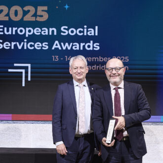 Fernández muestra la placa conmemorativa en agradecimiento a la hospitalidad de Madrid como anfitriones