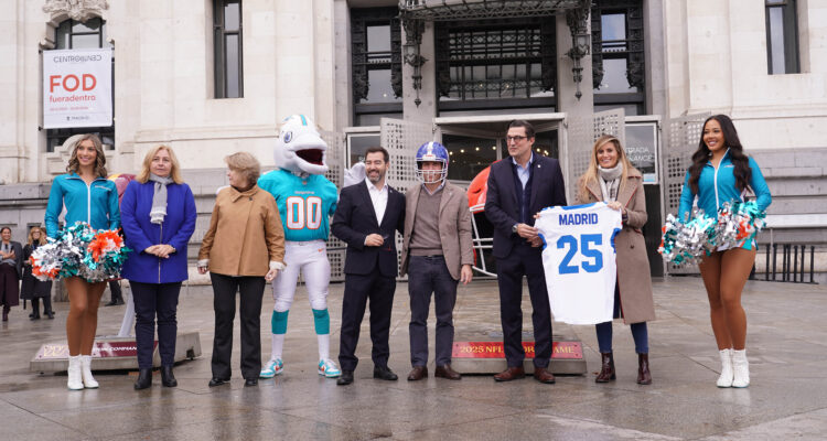 El alcalde, José Luis Martínez-Almeida; la vicealcaldesa, Inma Sanz; la delegada de Cultura, Turismo y Deporte, Marta Rivera de la Cruz; la concejala elegada de Deporte, Sonia Cea, el director general de NFL España, Rafael de los Santos, y el director general y responsable internacional de la NFL, Gerrit Meier; posan con la mascota de los Dolphins y dos animadoras