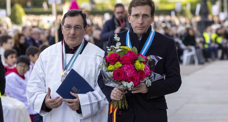 Almeida durante la renovación de los Votos de la Villa a la Virgen de la Almudena