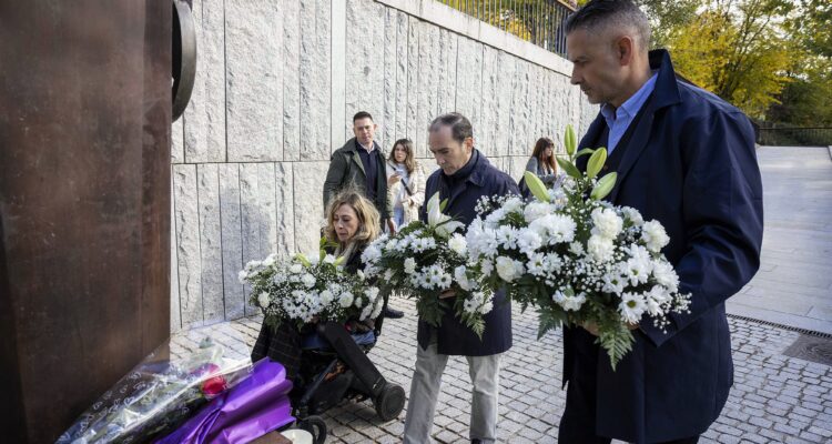 Homenaje a las víctimas de los accidentes de tráfico