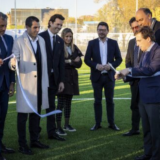 El alcalde de Madrid junto a la concejala delegada de Deportes y el concejal de Villa de Vallecas durante la inauguración del campo
