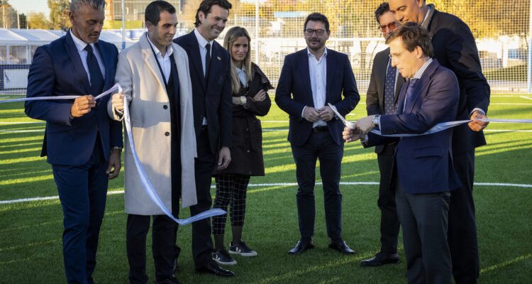 El alcalde de Madrid junto a la concejala delegada de Deportes y el concejal de Villa de Vallecas durante la inauguración del campo