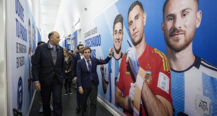 Almeida durante su visita a las nuevas instalaciones