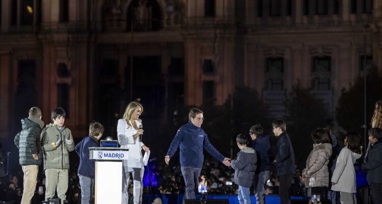Acto del encendido de luces en Cibeles