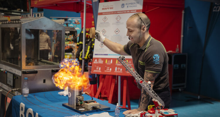 Un miembro del cuerpo de Bomberos de Madrid, en una actividad de divulgación para niños