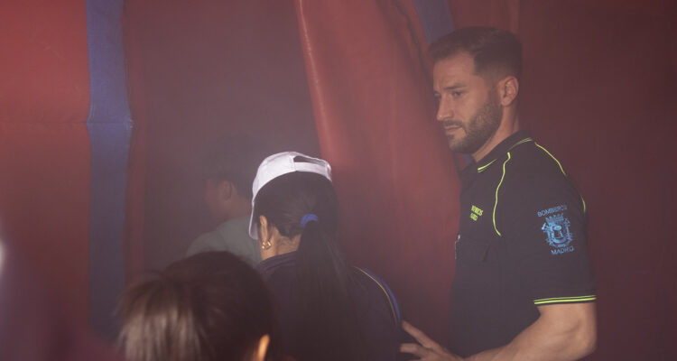 'Casa de humo', actividad con la que los bomberos enseñan a los niños cómo actuar en caso de incendio