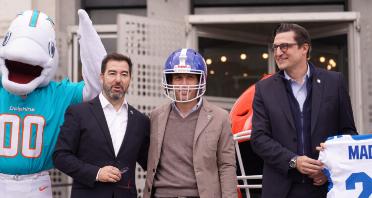 El alcalde, con el director general de NFL España, Rafael de los Santos, y el director general y responsable internacional de la NFL, Gerrit Meier