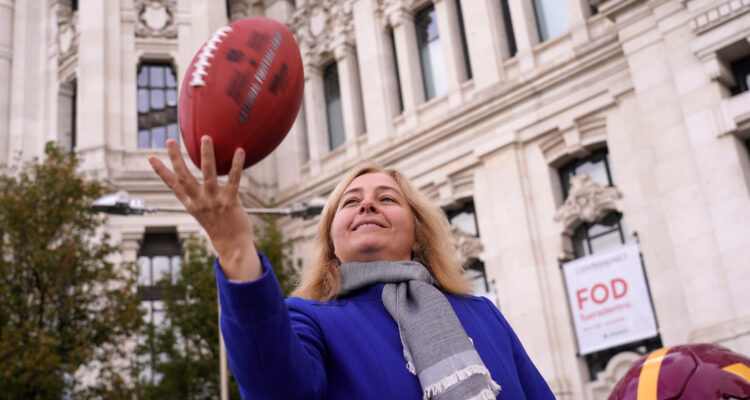 La vicealcaldesa, Inma Sanz, sostiene un balón de fútbol americano