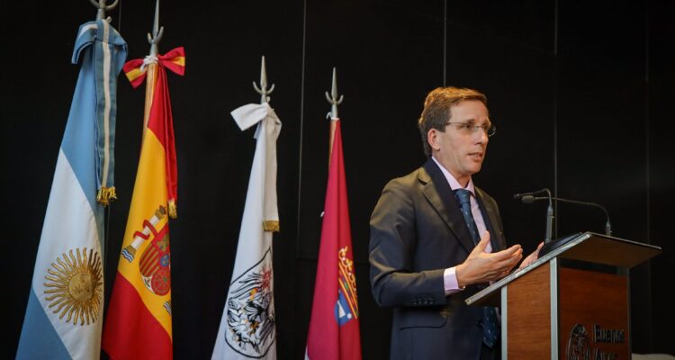 Almeida interviene en un acto durante su estancia en Buenos Aires esta primera semana de noviembre