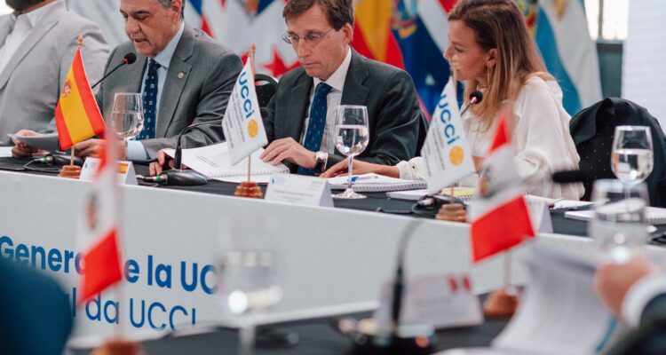 De izquierda a derecha Macri, Almeida y Maíllo durante la Asamblea General