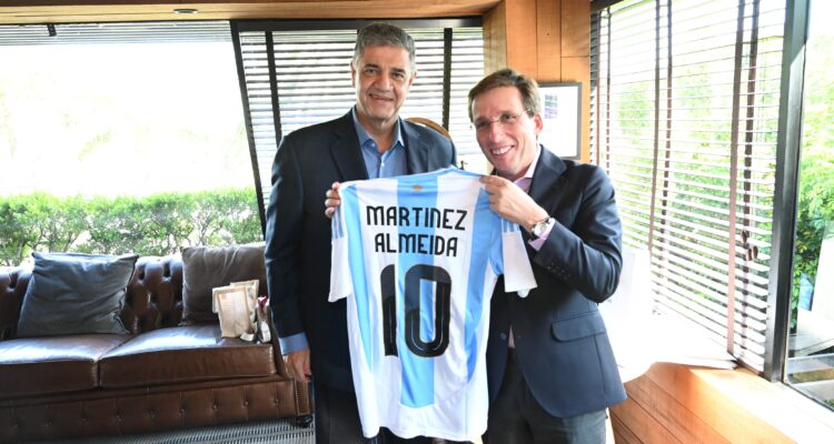 Almeida recibe una camiseta Selección Argentina de fútbol con su nombre