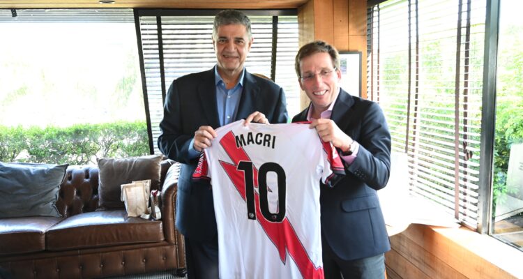 Almeida entrega una camiseta del Rayo Vallecano a Macri con su nombre