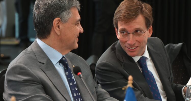 Almeida y Macri durante la Asamblea General de la UCCI