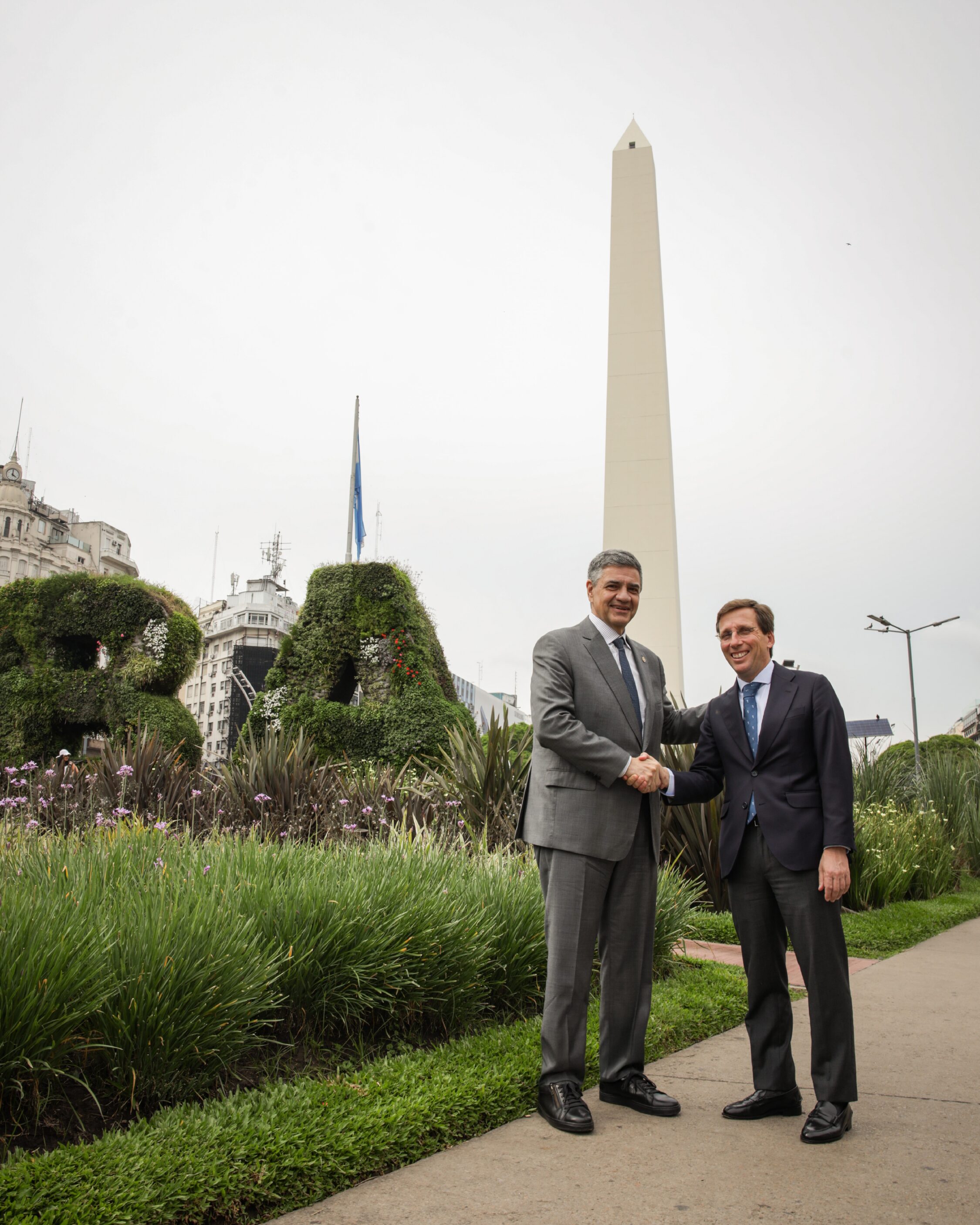 Almeida y Macri ante el obelisco