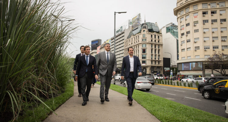 Almeida y Macri caminan por una avenida de Buenos Aires