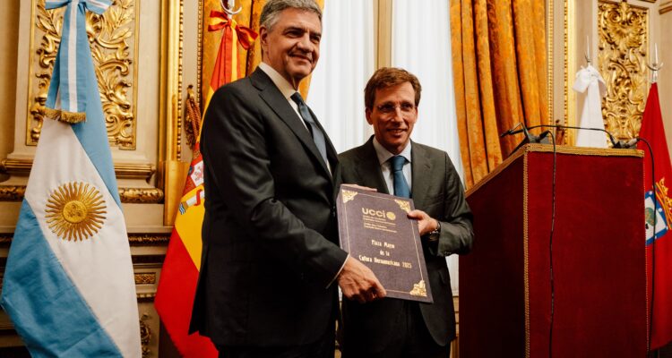 Almeida y Macri en momento de la jornada